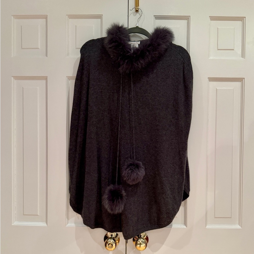 Minnie Rose Women’s Gray Cashmere Poncho with Fur Details